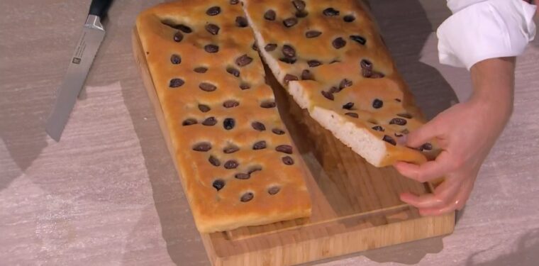 É sempre mezzogiorno Ricetta focaccia con le olive di Fulvio Marino