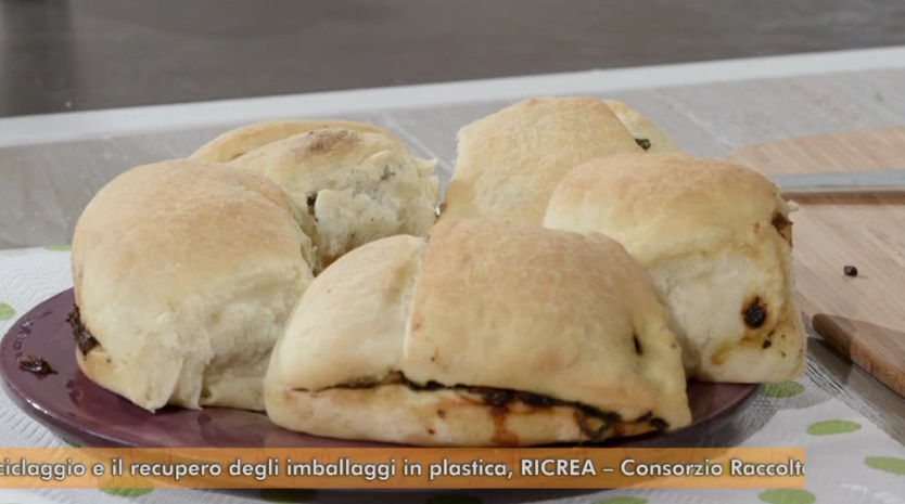 Ricette all'italiana  Ricetta focaccia ripiena di scarola di Anna Moroni