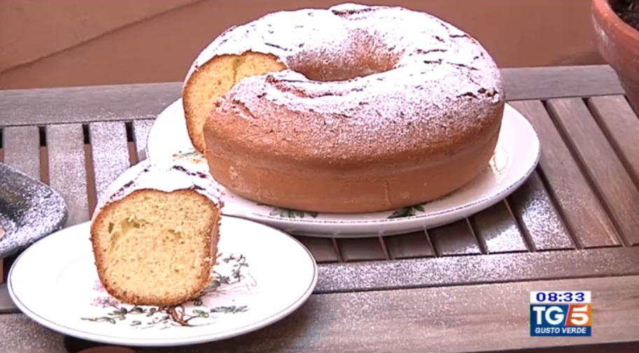 Ciambellone alto come quello della nonna, ricetta nella cucina di Martina