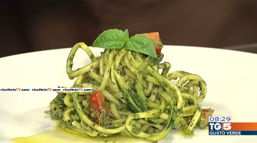 Spaghetti di zucchina al pesto di basilico e pistacchi con