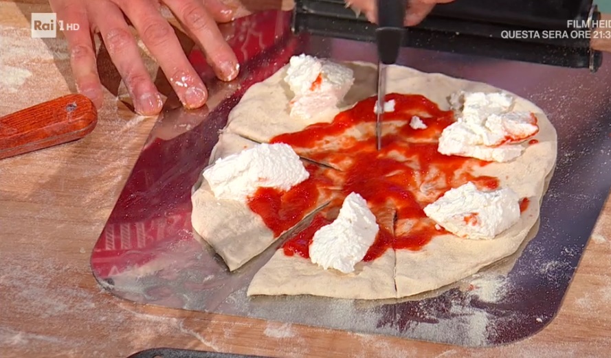 Pizza a stella di Natale ricetta Fulvio Marino da E' sempre mezzogiorno