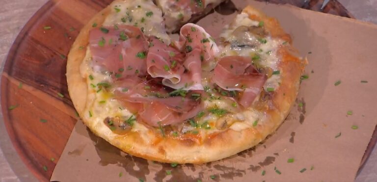 É sempre mezzogiorno  Ricetta pizza speck e funghi di Fulvio Marino