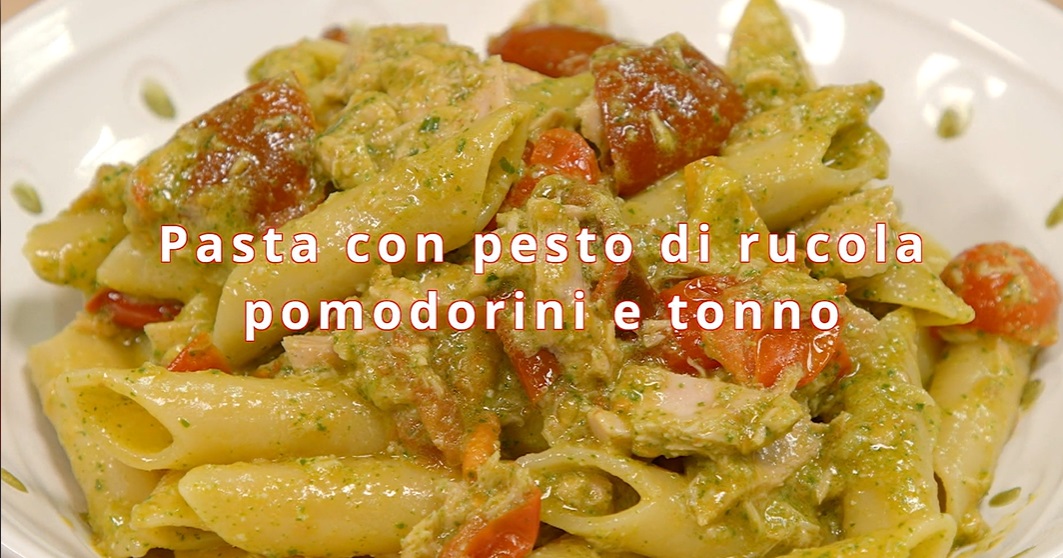 pasta con pesto di rucola pomodorini e tonno