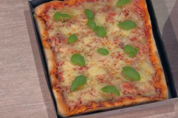 pizza di casa in teglia